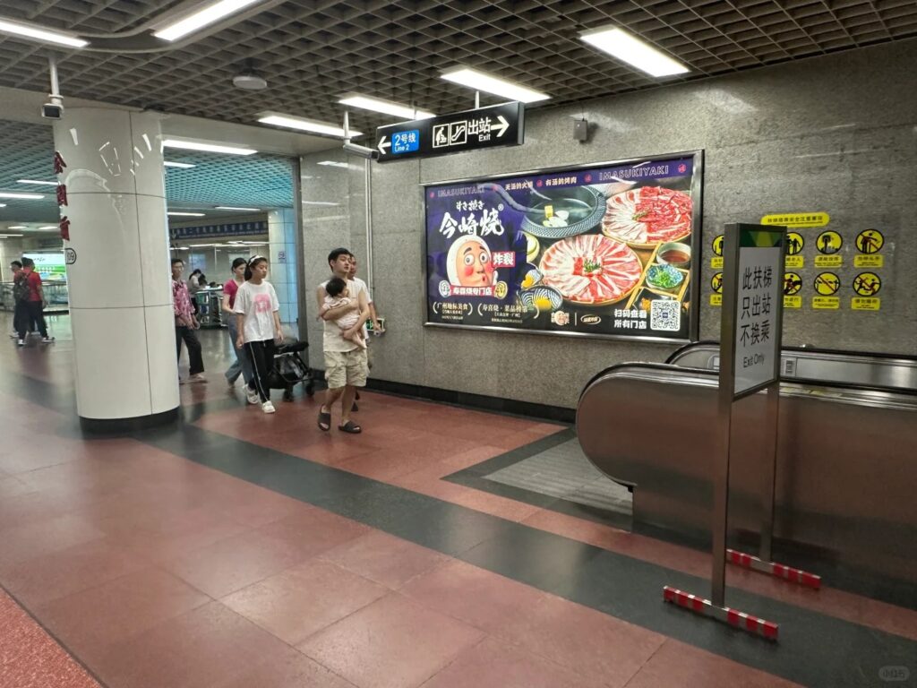 地铁灯箱：在地铁等交通场所常见，广告效果好。
