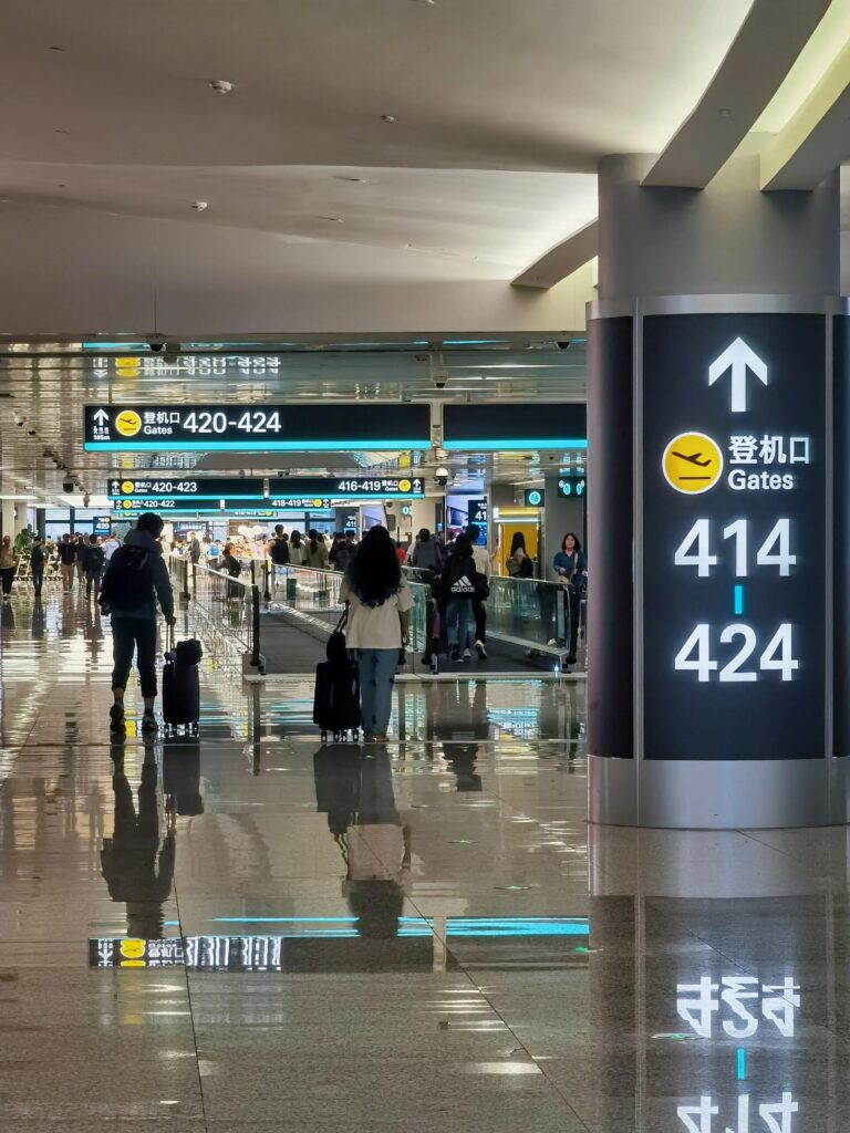 机场航班信息标识牌：实时播报航班动态。