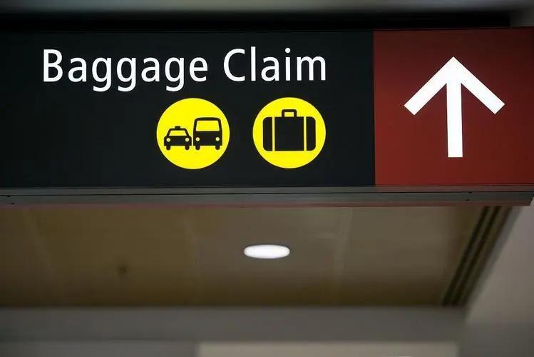 机场标识标牌：登机口、行李领取处等指示。